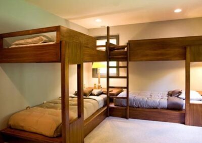 Cameretta con doppio letto a castello in vero legno