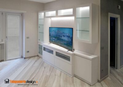 Parete per tv in soggiorno con design bianco e moderno